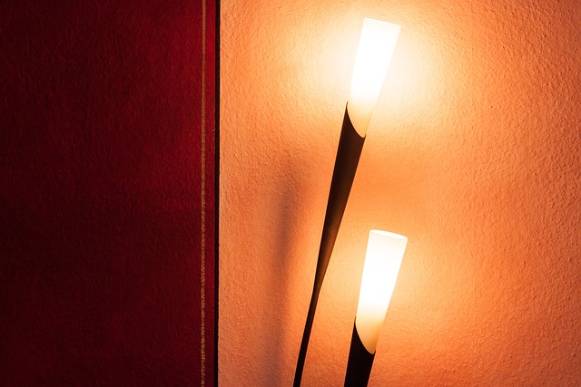 Få inspiration til at indrette med standerlamper: Tips fra professionelle indretningsarkitekter.