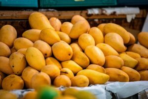 Farverige frugter på væggen: Trendalarm for citron tapet
